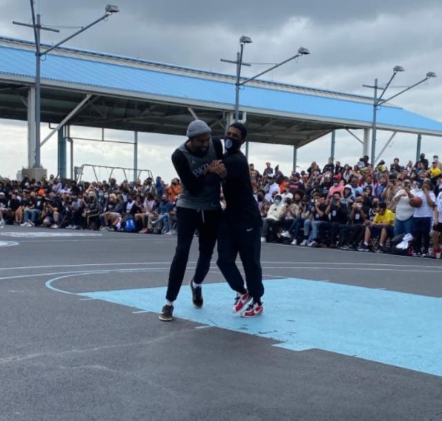 杏彩体育-户外训练KD欧文热情相拥 拒接疫苗他依然态度坚决